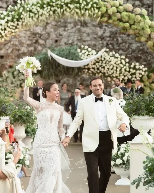 Novia saliendo de la ceremonia al aire libre