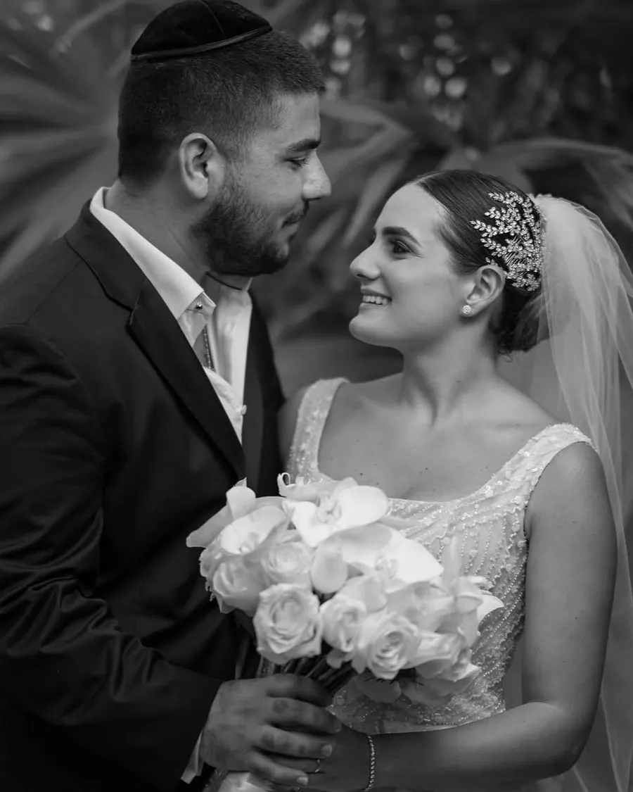 Novios en blanco y negro en una boda al aire libre