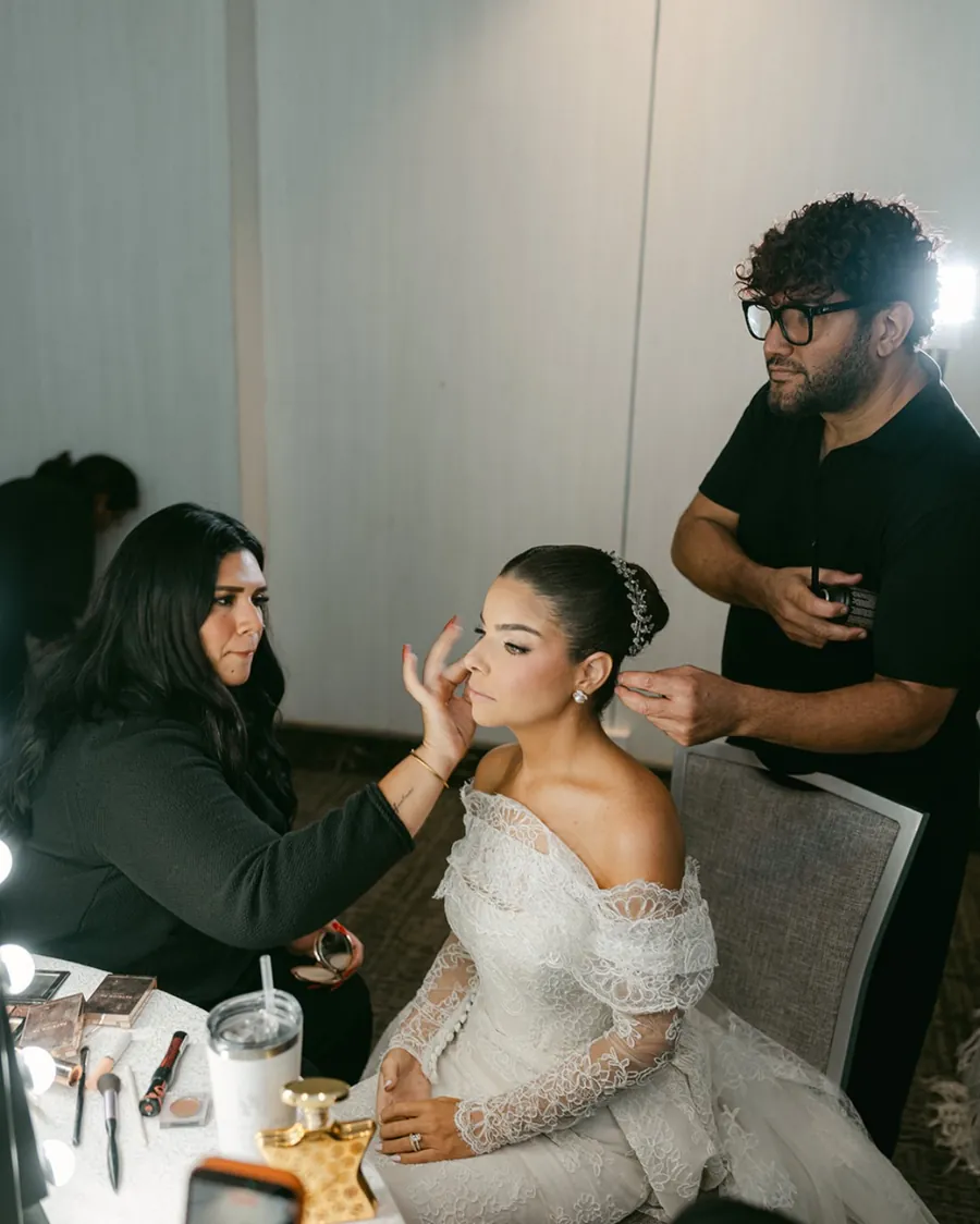 Andrea maquillando a una novia junto a su equipo