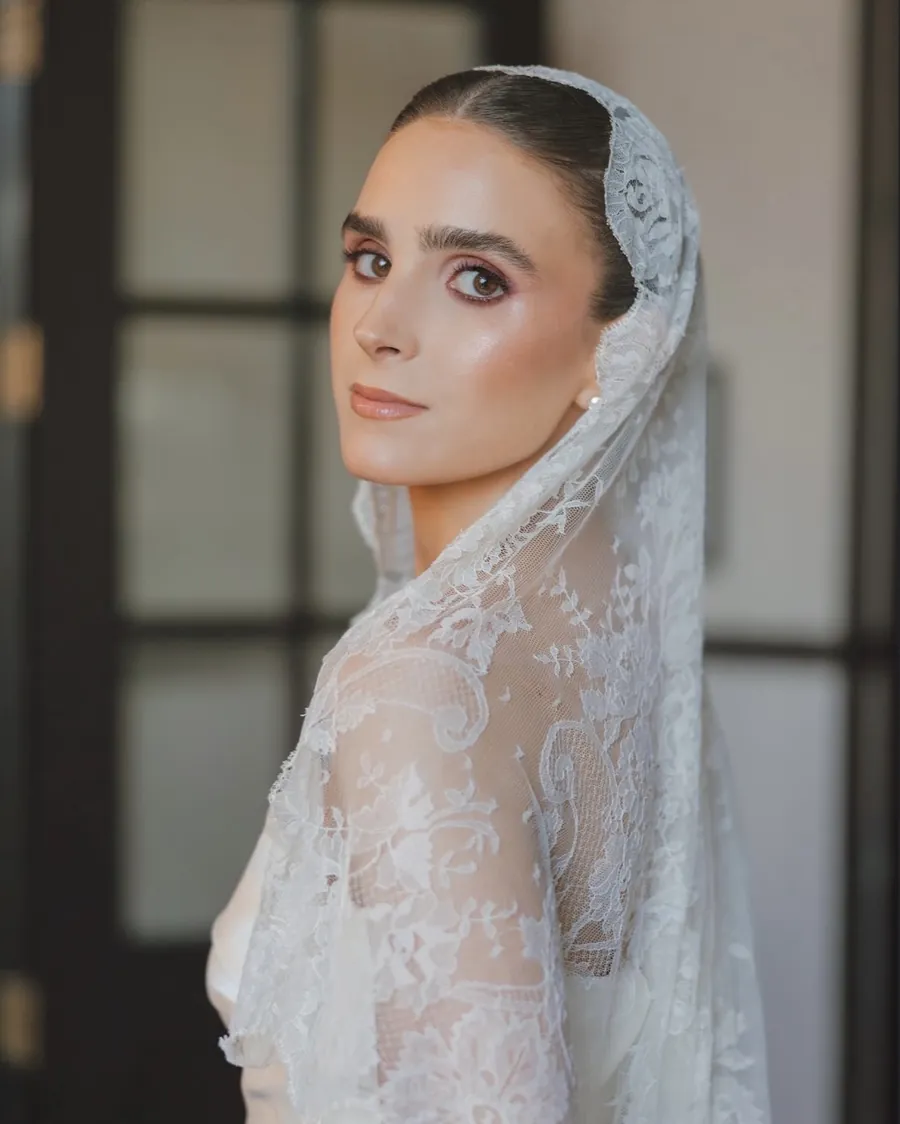 Novia con velo de encaje y piel luminosa