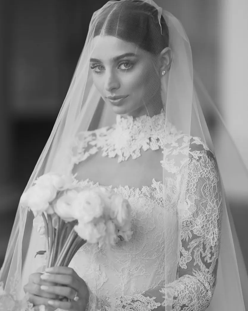Novia en blanco y negro con velo y ramo