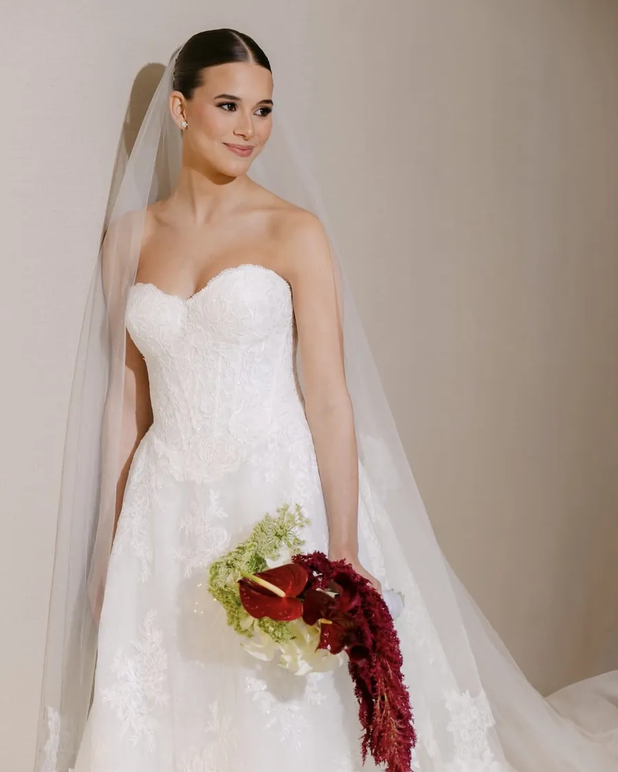 Novia de cuerpo entero con ramo burgundy