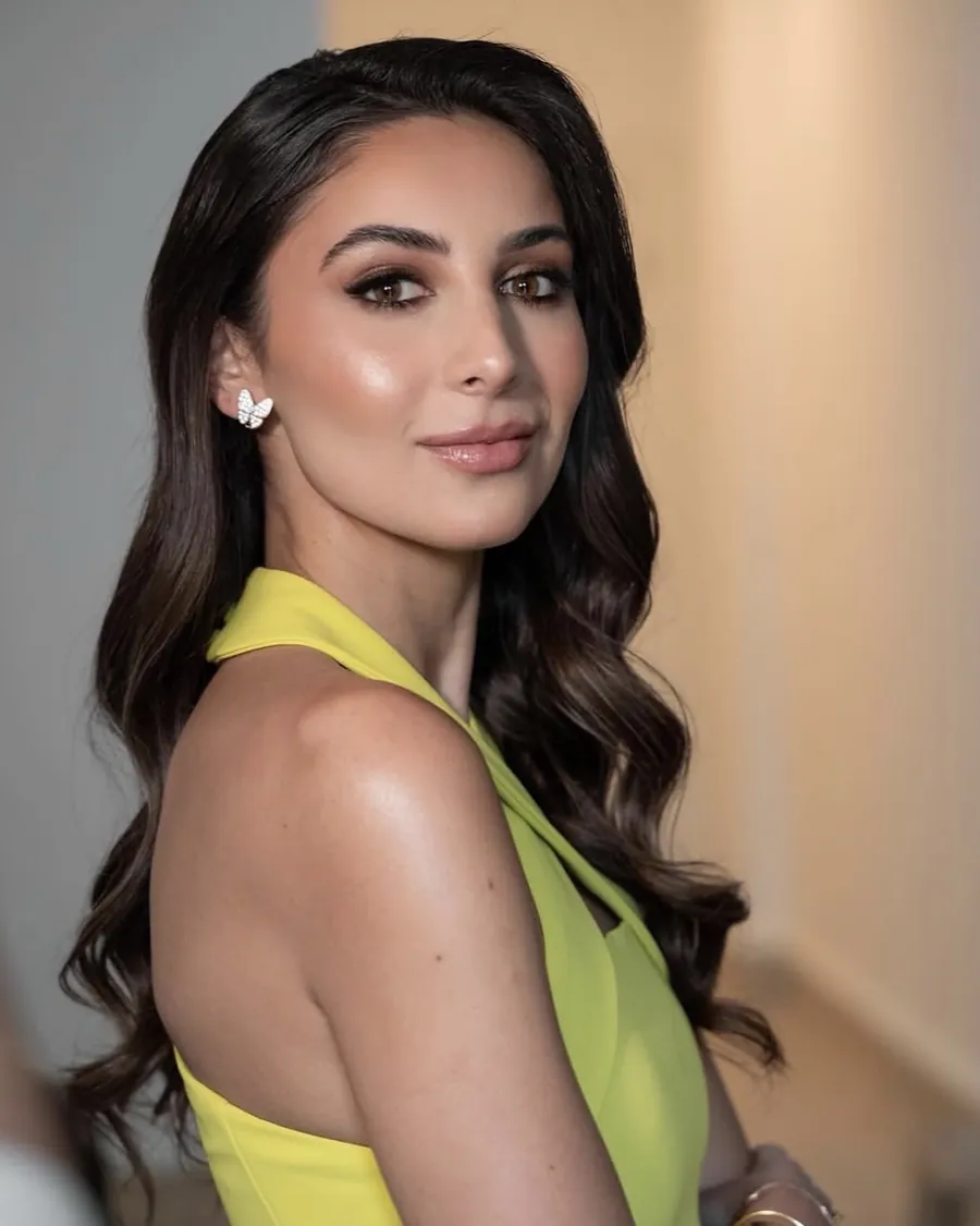 Maquillaje social glam con ondas y piel luminosa