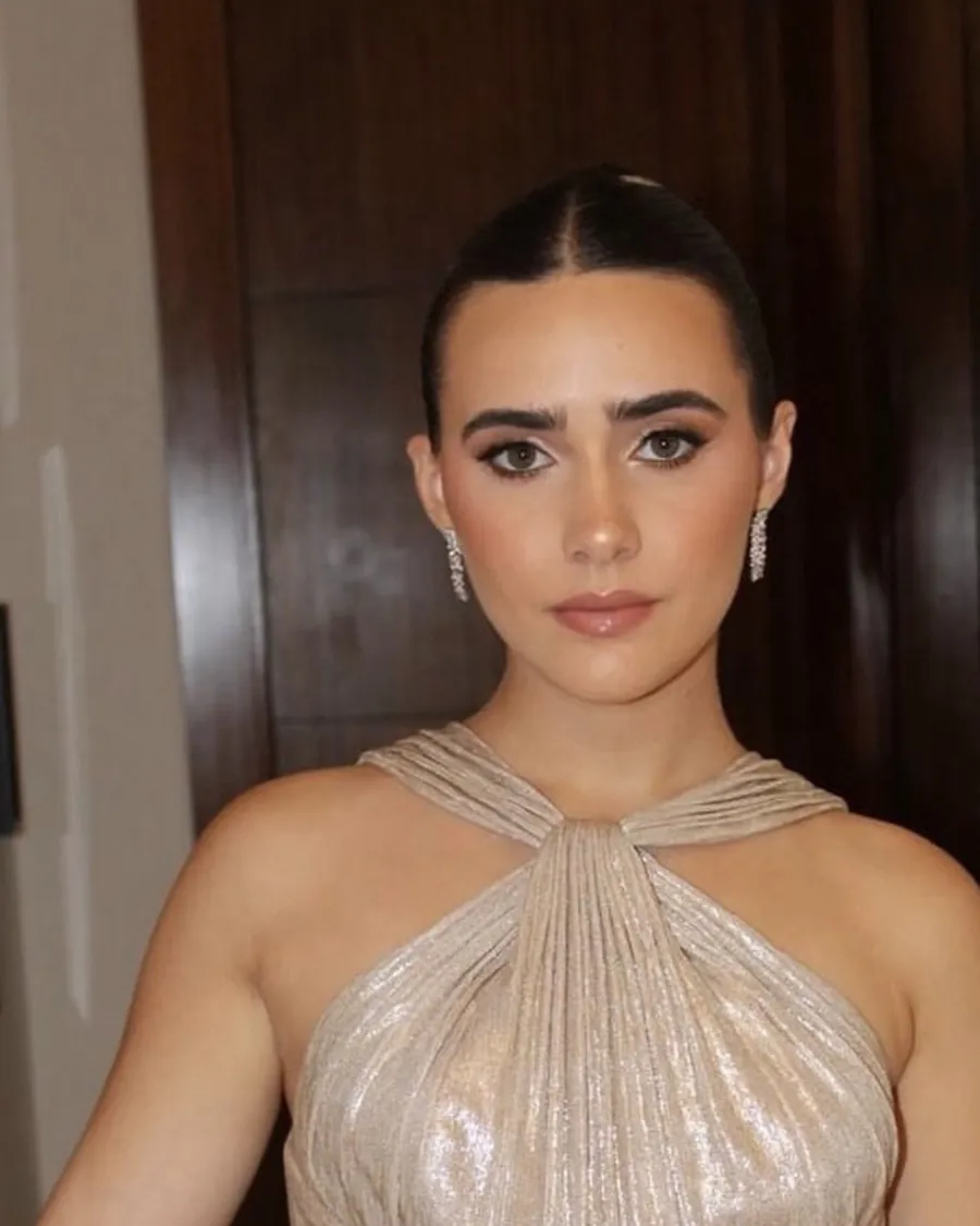 Maquillaje social con ojos definidos y labios nude