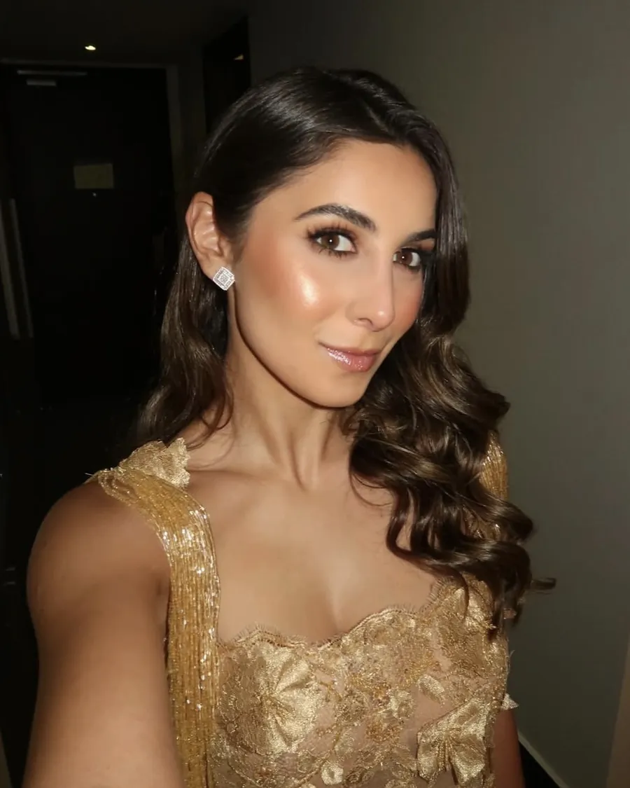 Glam dorado con piel radiante