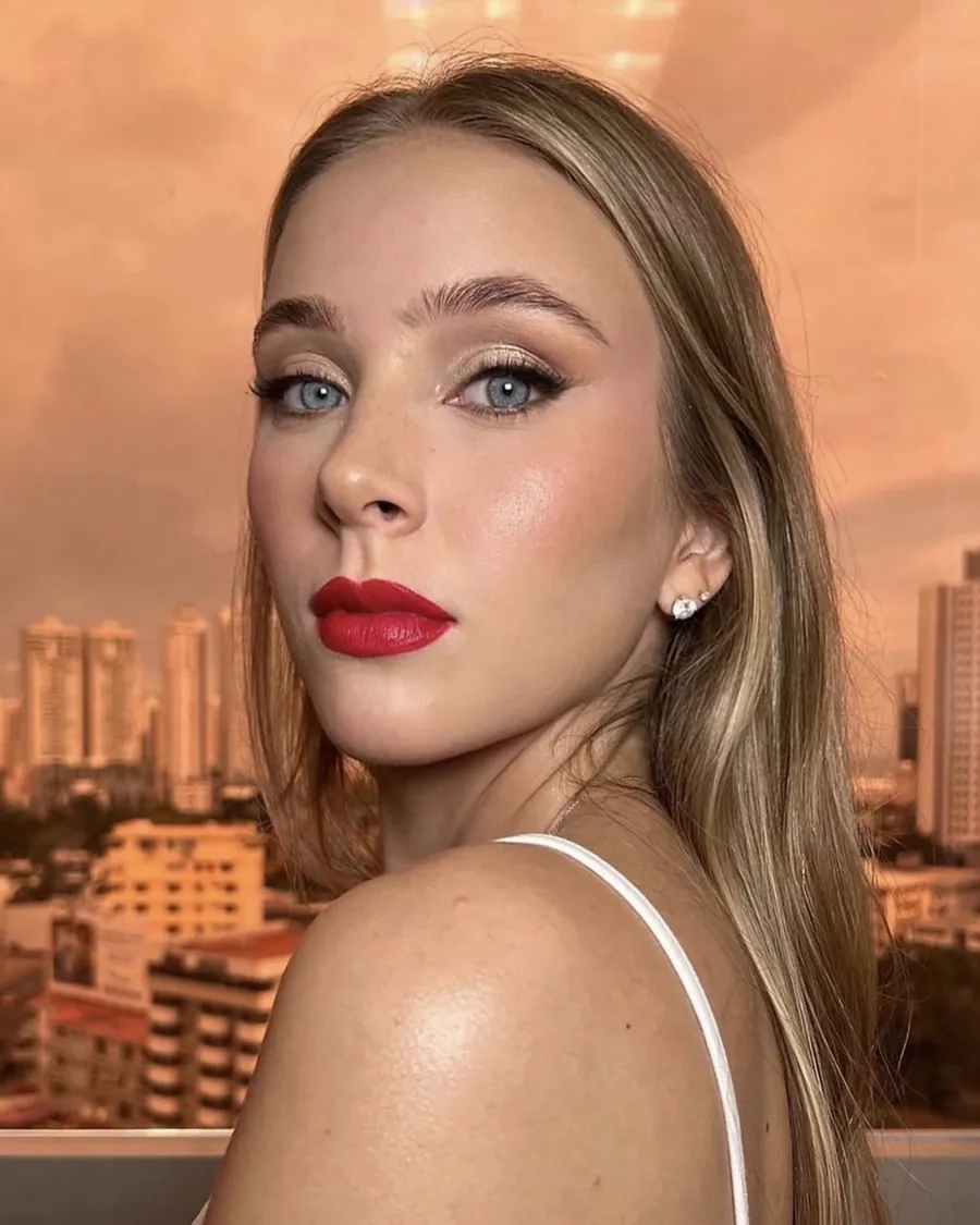 Maquillaje glam con labios rojos al atardecer