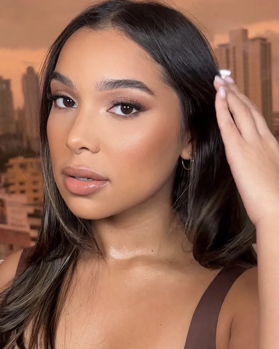 Maquillaje social con ojos ahumados suaves