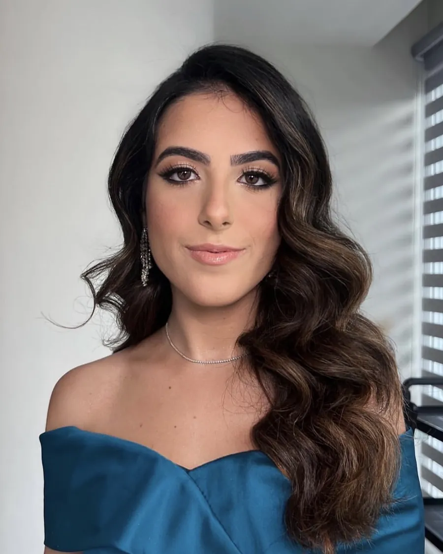 Maquillaje de evento con ondas y vestido azul